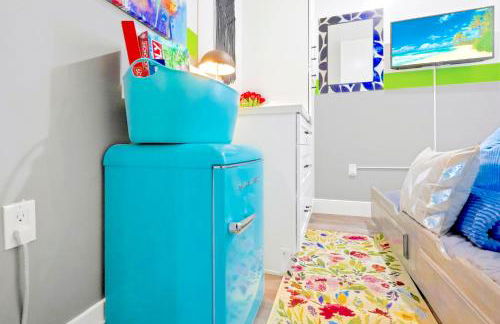 D- Hip & Stylish NoHo Family-Friendly Home near Universal & Hollywood with Patio - Hot Tub - Games - & Parking - Foto 25