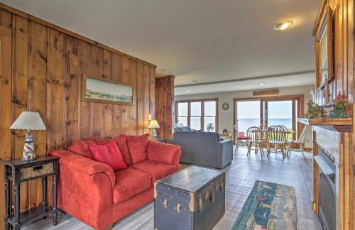 Oceanfront Gem with Sunroom and Fireplace in Cape Cod - Foto 6
