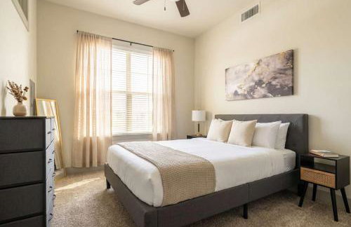 Modern 1BR Chic Retreat Pool Gym Parking - Foto 1