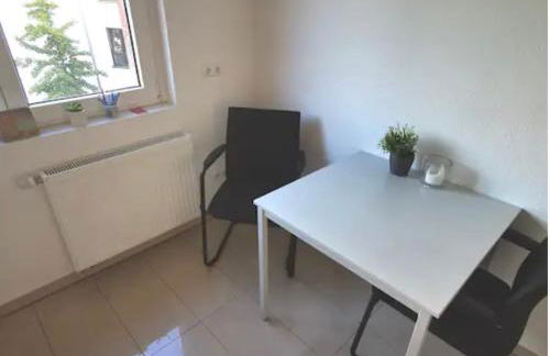 "GREENSUN-HOMES" Messe, Flughafen und Zentrums nah, Ruhig, Modern, schnelles WLAN, Balkon und Küche, freies Parken, 4 Schlafplätze möglich - Photo 9