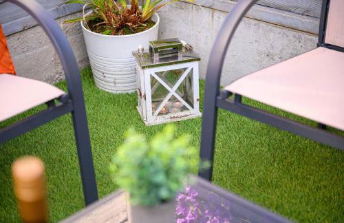 Metrolink Steps Away • Fast City & Airport Links - Foto 14