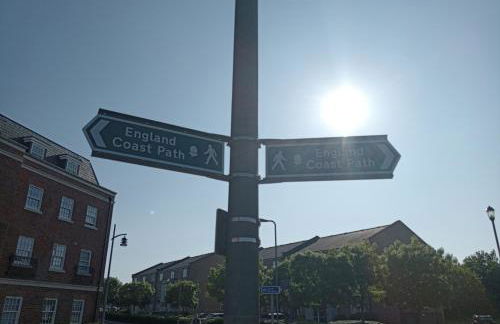 Beautiful Marina Apartment with private garden, flexible bedrooms with zip & link beds - Photo 34