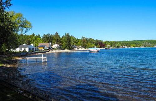 2 Living Areas, Tennis! Waterfront Suttons Bay Gem - Foto 39