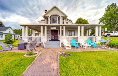 Waterfront Alanson Cottage with Dock and Lake Access! - Foto 1