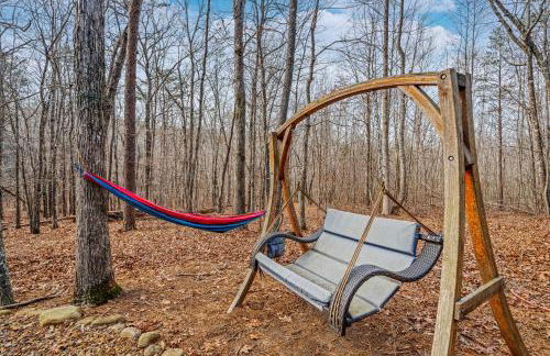 River Cabin - Fire Pit, Kayaks, Games, Dog Park - Foto 2