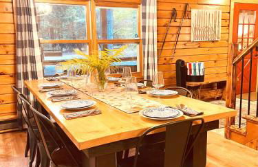 Stylish Forest Lodge with Large Hot Tub, Firepit and Fireplace minutes to Gore Mountain - Foto 15