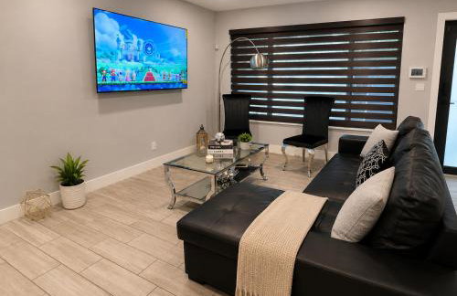 Modern Miami Home l Sleeps 12 l Free Parking - Photo 4