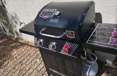 This cute 3 bedroom 2 and half bath is cozy - Photo 6