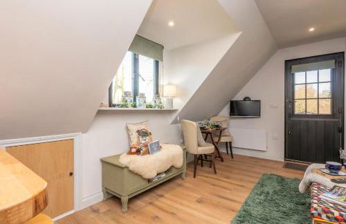 Peaceful Stylish Entire Apartment - Views, Gardens, Firepit, Balcony - Photo 26