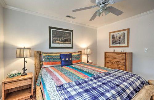 Hot Tub and Patio Pet-Friendly Cabin in Munds Park! - Foto 12