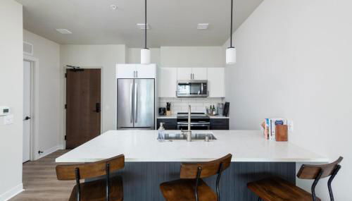 East Side Luxury 1BR Apt - Sleeps 4 - Near Brady St with Balcony and Lounge - Foto 4