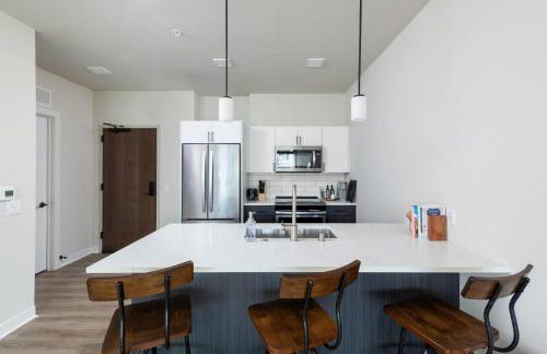 East Side Luxury 1BR Apt - Sleeps 4 - Near Brady St with Balcony and Lounge - Foto 4