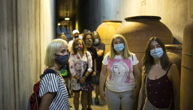 Visita a la bodega Cristo del Humilladero - Foto 3, Atendiendo a las explicaciones del guía