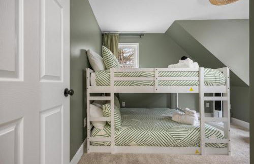 Lakefront Retreat, Mins to Dtown, Firepit, Hot Tub, Pet friendly! - Foto 33