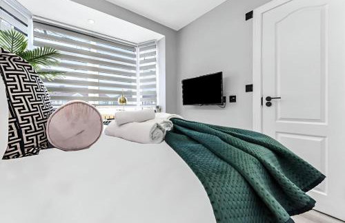 The Ultimate Hangout 4BR Modern House with Garden - Photo 7