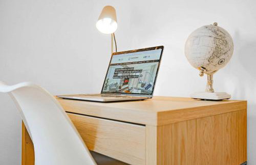 Middleton House with Free Parking, Fast-Wifi, SmartTV and Garden by Yoko Property - Photo 8