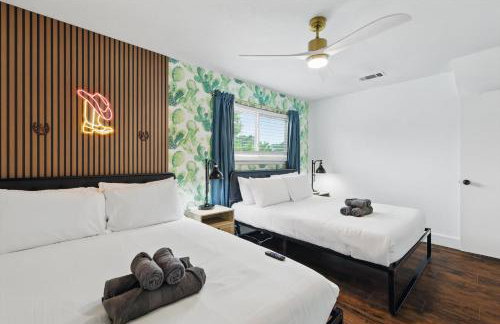 5BR w Pool, Golf Simulator, Game Room & EV Charger - Foto 35