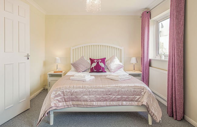 Central 2 Bed House w/ Garden and Free Parking! - Photo 39