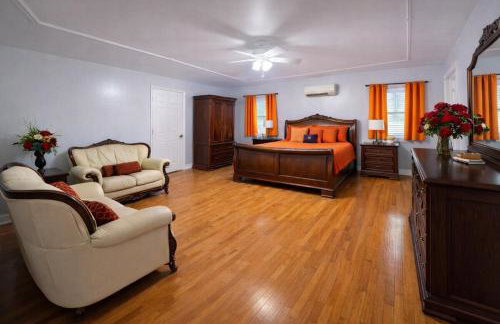 Backyard Oasis - 5BR - Hot Tub - 2 Fire Pits - Game Room - Photo 32