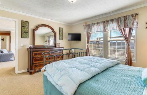 Near Hiking! Mtn-View Midway Home with Deck - Foto 10