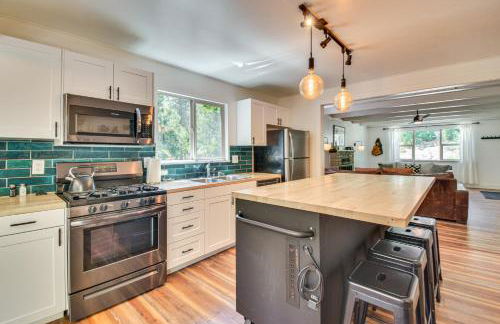 Cozy Retreat with Deck about 2 Mi to Pinecrest Lake! - Foto 7