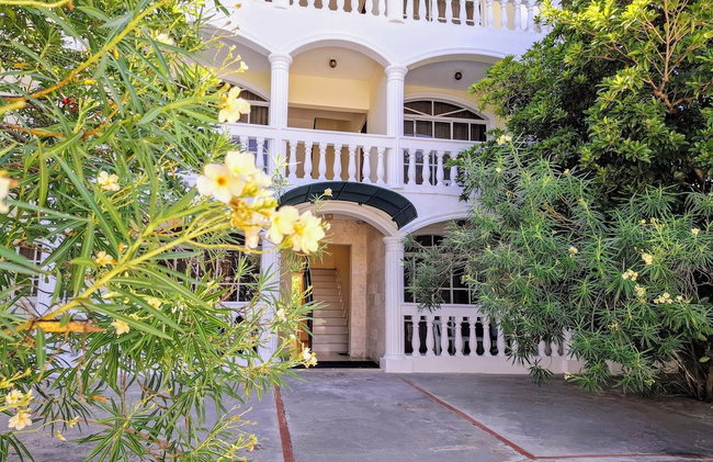 Costambar Ocean Breeze - Beachfront Apartment With Pool - Photo 9