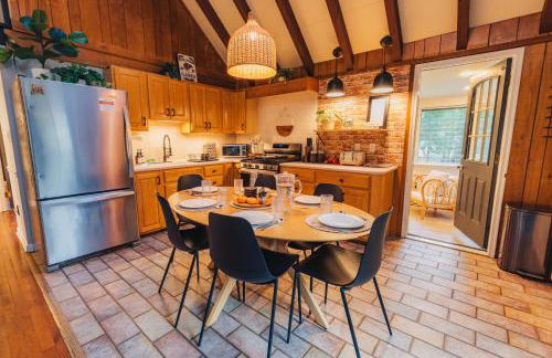 Family Pocono Gem by the lake with private sauna, hot tub, and huge game room - Foto 17