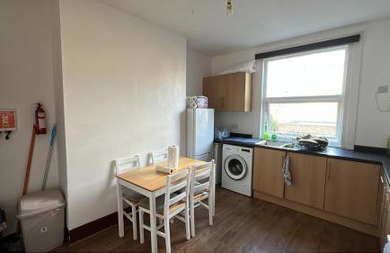 LARGE SELF CATERING HOUSE WITH WiFi CLOSE TO TRANSPORTS - Photo 8