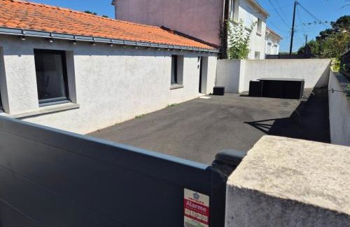 La longère du Moulin, logement T2 indépendant tout équipé avec cuisine, parking individuel avec portail, salon de jardin, belle grande chambre - Foto 12