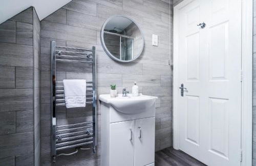 Progressive House 5 Bedrooms Inc Study with Sofabed, Garden, Smart TV in Every Bedroom FREE Parking - Foto 12