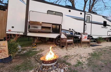 River RV, Romance Glamping Pup Paradise Riverside - Foto 3