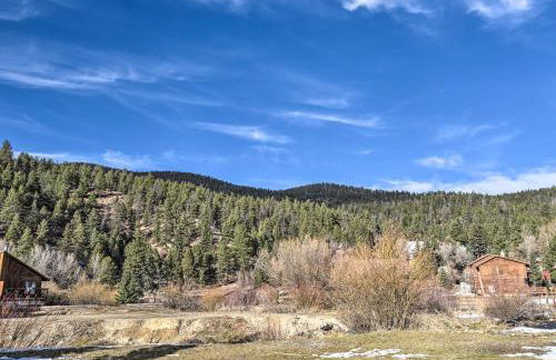 Downtown Red River Retreat with Mtn Views and Yard - Foto 25