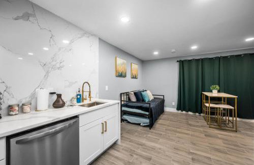 Chic & Cozy Montrose Apt with Pool & Parking - Foto 13