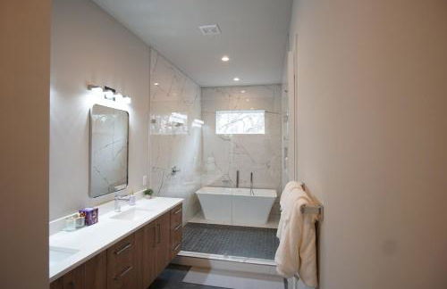 Modern 3BR with Game Room, Near Market Center DART, Med District & Uptown - Foto 7