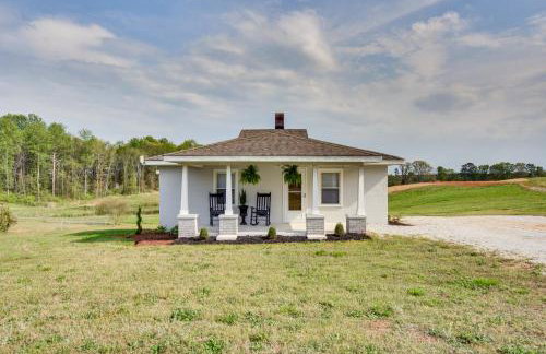 Cozy Fair Play Home with Deck 4 Mi to Lake Hartwell! - Foto 3