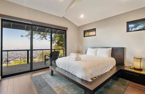 Luxury 3BR Hillside Retreat wAC Panoramic View - Photo 15