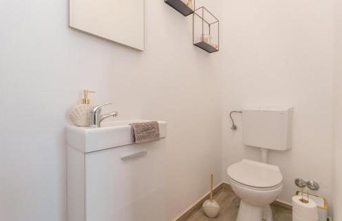 3 Bedroom Cozy Home In Sikovo - Foto 24