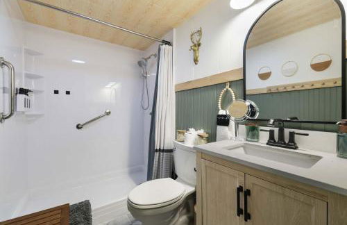 Evergreen Escape Hot Tub Firepit Resort Pool - Foto 32