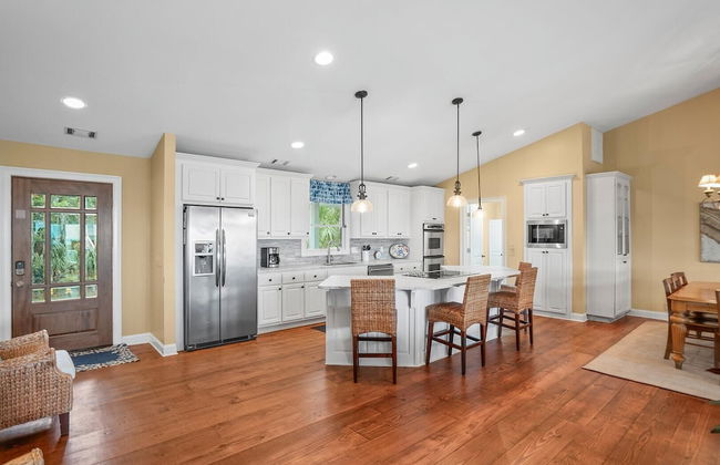 Stunning Marsh & Water Views in This Completely Renovated Three Bedroom Home - Foto 9