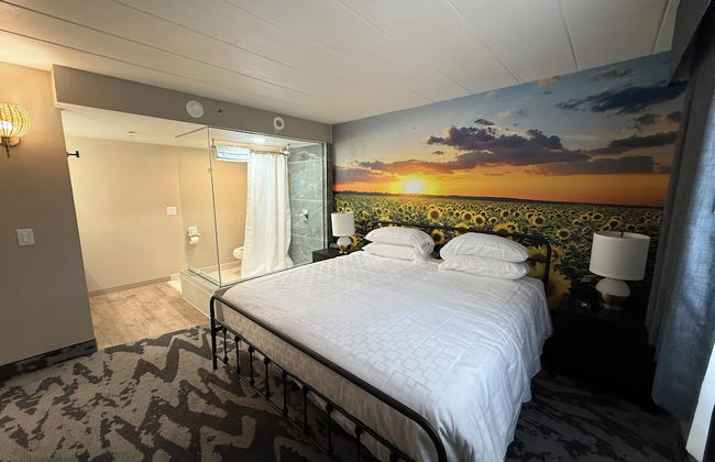 Lighthouse Inn & Suites - Photo 30