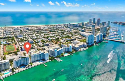 Sunny Miami Beach Studio with 2 Queens plus Workspace - Foto 10