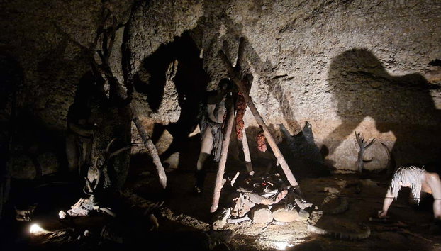 Excursión a las cuevas de Espluga de Francolí - Foto 3, Una de las exposiciones de la vida en la prehistoria