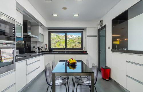 Villa Skylark - by LovelyStay - Foto 28