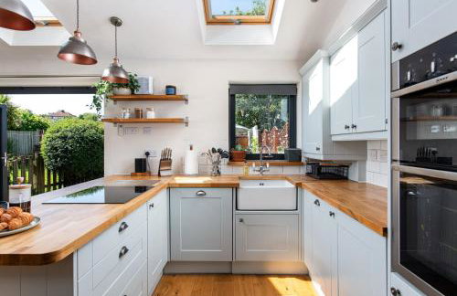 Charming Family Home with Stoves, Garden & Parking - Foto 13