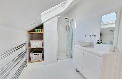 West Hill Retreat Seaview Balcony Loft Apartment & Free Offstreet Parking - Foto 9