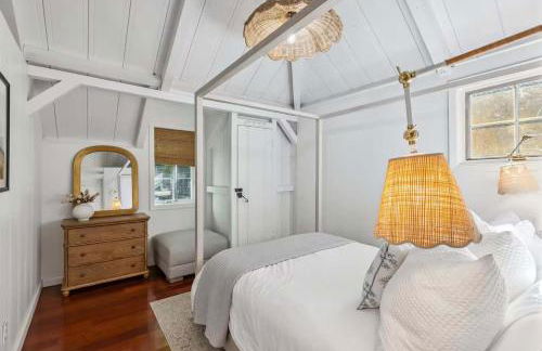 Modern Organic Home with Backyard Creek near State Park - Foto 21