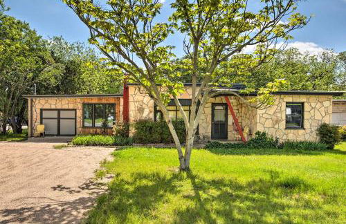 Remodeled Retro Home with Deck, Walk to Main Street! - Foto 24