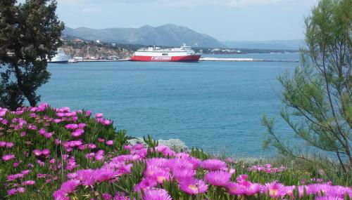 Overlooking the blue sea - Foto 2