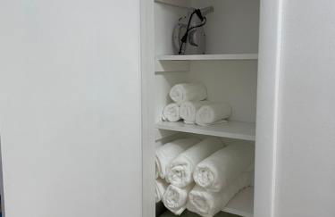 Cozy 3-bed home close to beautiful beaches. - Photo 15