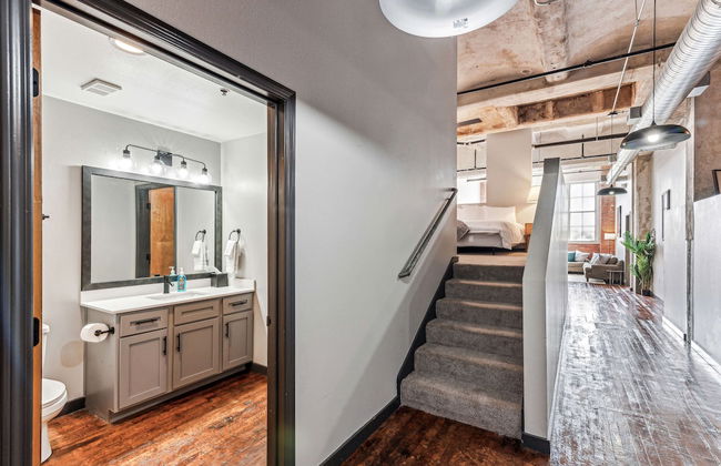 Luxury Historic Loft with Gym - Photo 55